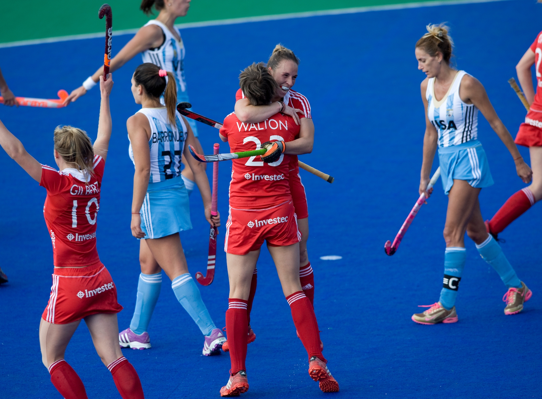 Susie Townsend celebrates as shemakes it 4-2 to England against Argentina at the Investec World League.jpg